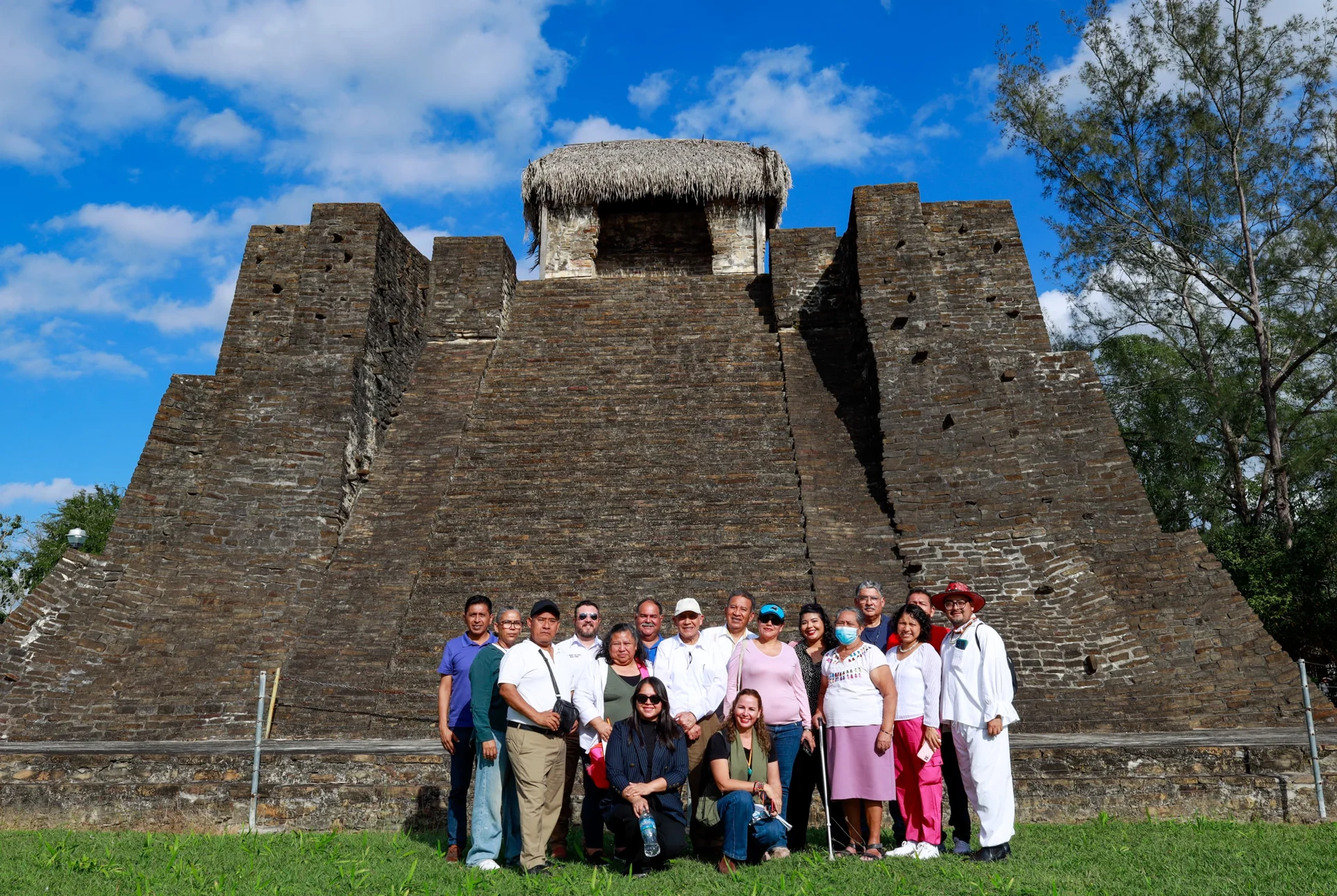 Encuentro de la comunidad frente a una construcción arqueológica
